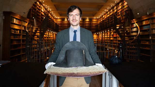 «Ένα αληθινό θαύμα»: Πώς χάθηκε και ξαναβρέθηκε το καπέλο που φορούσε ο Ναπολέων στην εξορία του