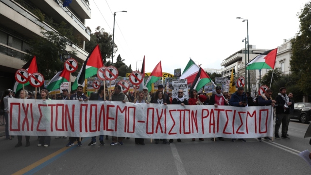 Αντιπολεμικό συλλαλητήριο στην Αθήνα, πορεία προς την πρεσβεία των ΗΠΑ με καπνογόνα και συνθήματα