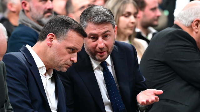 Πέφτει ο πυρετός στο ΠΑΣΟΚ , δίπλα - δίπλα κάθισαν για πολλή ώρα στο συνέδριο  Ανδρουλάκης - Δούκας, δείτε live