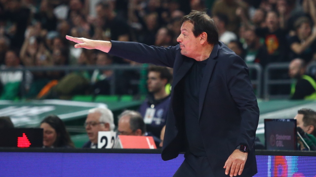 Αταμάν: «Εκτός από τους παίκτες του Ολυμπιακού, είχαμε να αντιμετωπίσουμε και τρεις διαιτητές που δεν μας άφησαν να παίξουμε», τι είπε για τις ερυθρόλευκες ελληνοποιήσεις  