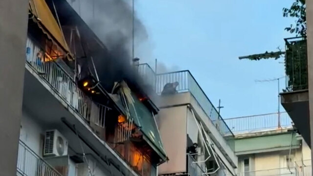 Φωτιά από έκρηξη μπουκάλας υγραερίου σε διαμέρισμα στου Γκύζη: Η φιάλη καρφώθηκε στο απέναντι κτίριο, απεγκλωβίστηκε ζευγάρι ηλικιωμένων