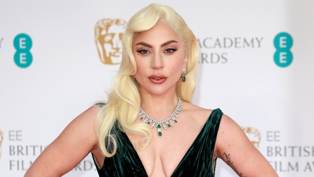 Η Lady Gaga έχει προσαρμοστεί απόλυτα στον ρόλο της μητέρας, λατρεύει να τραγουδά στην κόρη της, λέει πηγή
