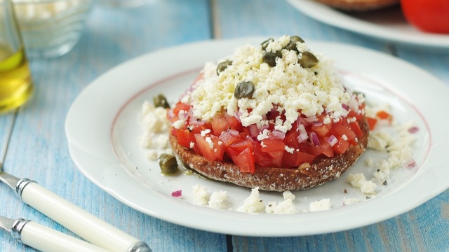 Αν τρώγαμε σήμερα μόνο κρητικά, αυτά τα 6 προϊόντα θα επιλέγαμε στο τραπέζι