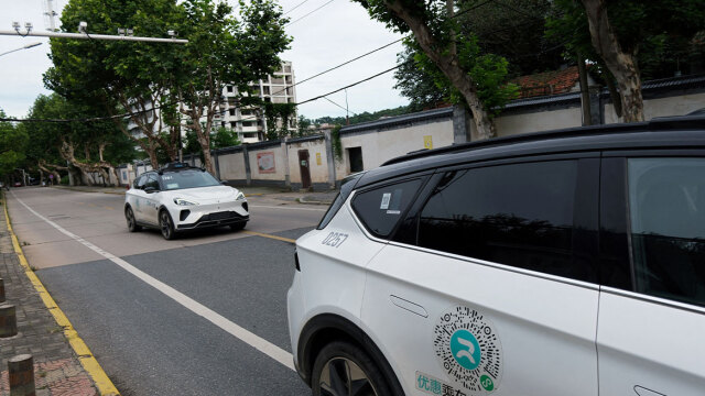 Τουλάχιστον 100  ρομποτικά ταξί «πάγωσαν» στη μέση του δρόμου στη Γουχάν
