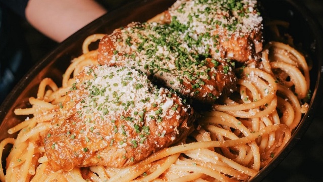 Ethos στη Γλυφάδα: για φαγητά σαν «κυριακάτικα», κόκορα παστιτσάδα και μιλφέιγ