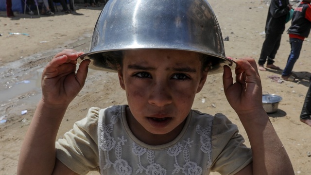 Γάζα: Μικρά παιδιά αναπαριστούν κηδεία στο παιχνίδι τους (βίντεο)
