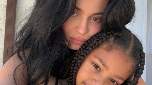 Kylie Jenner: Το matching ανοιξιάτικο manicure με την κόρη της Stormi
