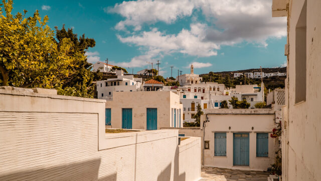 «Όσοι αγάπησαν το νησί, το έκαναν εξερευνώντας το»: Η Τήνος της δημοσιογράφου, Κατερίνας Δούκα
