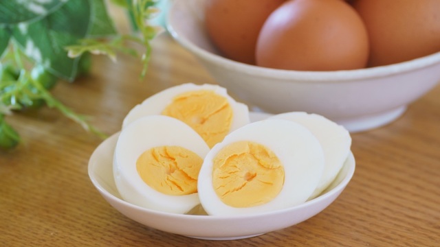 Γιατί πρασινίζει ο κρόκος στο βραστό αυγό και πώς το αποφεύγουμε