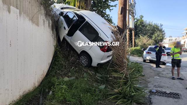 Αυτοκίνητο έπεσε από τον κόμβο Μουρνιών στα Χανιά, δείτε φωτογραφίες
