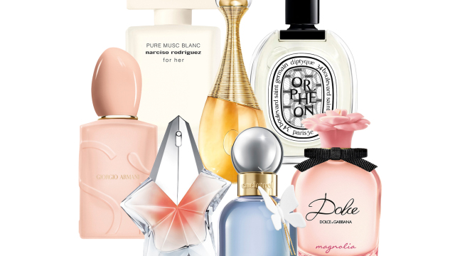 Οι νέες αρωματικές κυκλοφορίες που κλείνουν στα μπουκάλια τους τη μυρωδιά της άνοιξης
