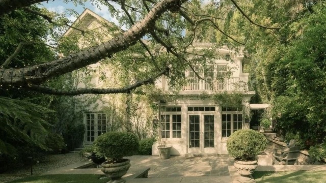 Τζένιφερ Λόρενς: Μια επίσκεψη στην πολυτελή πρώην έπαυλή της που πωλείται ξανά - Το υπαίθριο τζάκι και η πισίνα