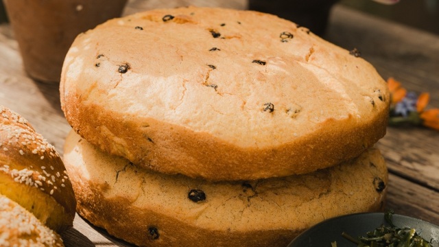 Γλυκιά μπομπότα με σταφίδες και πορτοκάλι