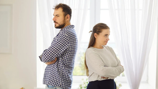 Μαζί μιλάμε, χώρια καταλαβαινόμαστε – Πώς λύνονται οι παρεξηγήσεις στις σχέσεις