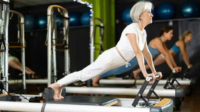 Είναι 72 ετών και πιο fit από ποτέ – Το μυστικό μιας δασκάλας pilates για δυνατό και γραμμωμένο σώμα