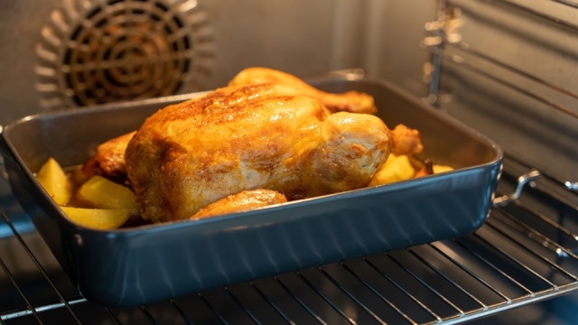 Βάζετε σωστά το ταψί στον φούρνο; Η σωστή θέση για τέλειο ψήσιμο και τα λάθη