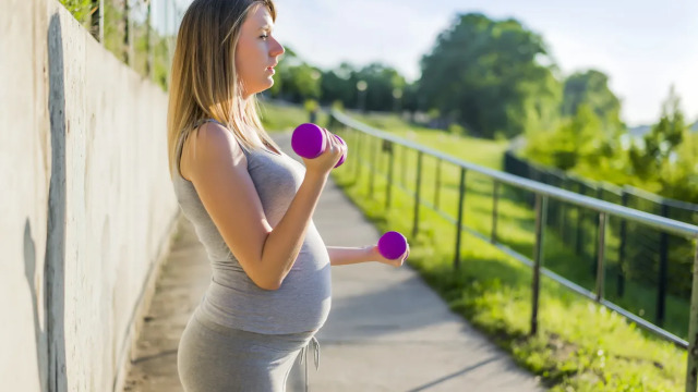 Επιτρέπεται η προπόνηση με βάρη στην εγκυμοσύνη; Ο ειδικός απαντά
