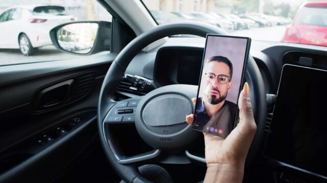 Η νέα επικίνδυνη συνήθεια που εκτοξεύει τα τροχαία
