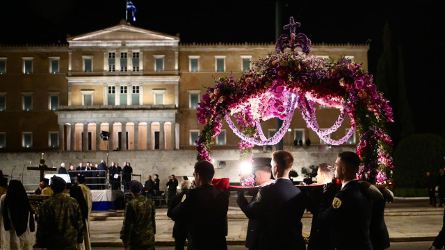 Πλήθος πιστών στην περιφορά του Επιταφίου της Μητρόπολης Αθηνών στο κέντρο της πόλης, δείτε βίντεο και φωτογραφίες