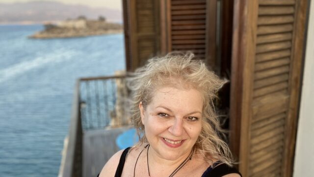 Είναι το μέρος που σε κάνει να πεις «Έτσι θέλω να είναι η ζωή!»: Το Καστελλόριζο της ηθοποιού, Φωτεινής Μπαξεβάνη
