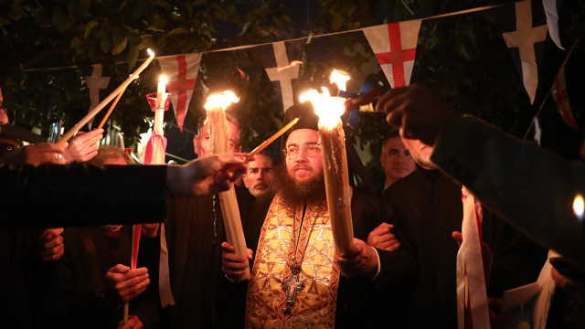 Από το Μετόχι του Παναγίου Τάφου στην Πλάκα το Άγιο Φως μεταφέρεται σε όλη την Ελλάδα