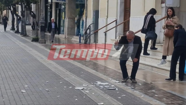 Πρώτη Ανάσταση στην Πάτρα: Το έθιμο ενός αιώνα με καταστηματάρχες να σπάνε εμπορεύματα, δείτε βίντεο