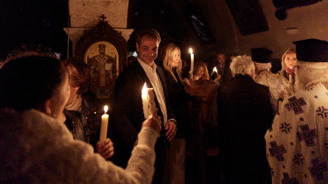 Στις Κορακιές Χανίων έκανε Ανάσταση ο Κυριάκος Μητσοτάκης με τη σύζυγό του Μαρέβα, δείτε φωτογραφίες