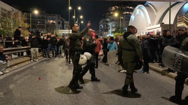 Ανάσταση με ΜΑΤ στον Νέο Κόσμο: Μπλόκο στο «έθιμο» με μολότοφ, τρεις συλλήψεις, δείτε βίντεο