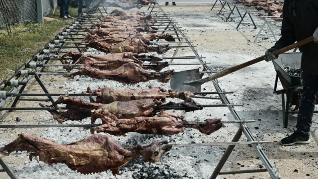 Με ανοιξιάτικο σκηνικό το ψήσιμο του οβελία σε όλη τη χώρα, σε ποιες περιοχές υπάρχει πιθανότητα βροχής