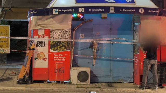 Μαχαίρωσαν περιπτερά για να τον ληστέψουν στα Εξάρχεια, χειρουργείται αυτή την ώρα