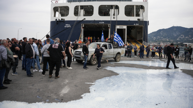 Κτηνοτρόφοι μπλόκαραν την επιβίβαση 700 επιβατών στο Νήσος Σάμος και έριξαν γάλα στο λιμάνι της Μυτιλήνης, δείτε βίντεο