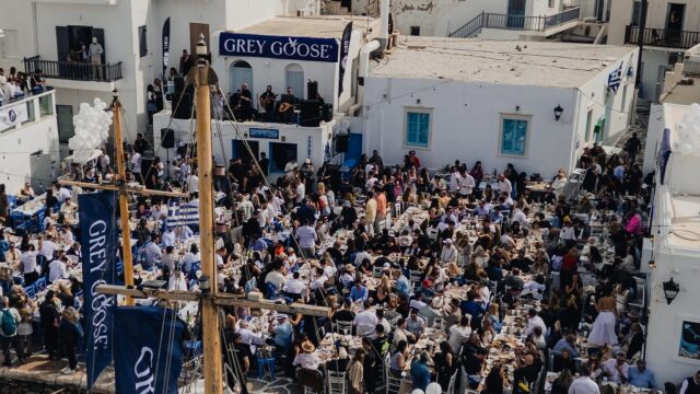 
Πάρος: Το πασχαλινό γλέντι της Νάουσας που έχει γίνει θεσμός