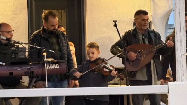Ο μικρός Ιάκωβος με το βιολί του έκλεψε την παράσταση σε γιορτή στο Κεχρό της Τήνου, δείτε βίντεο