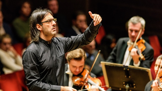 Λεωνίδας Καβάκος: Διευθύνει την Philharmonia Orchestra στο Μέγαρο Μουσικής Αθηνών