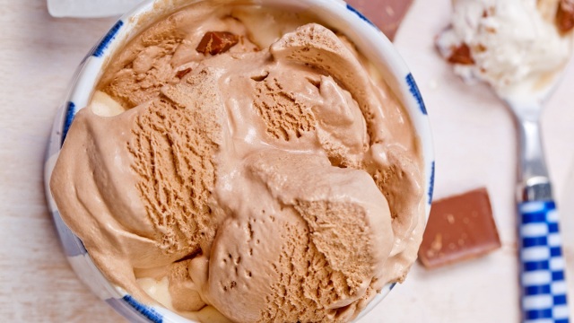 Παγωτό στο σπίτι χωρίς παγωτομηχανή: 5 εύκολοι τρόποι που πετυχαίνουν πάντα