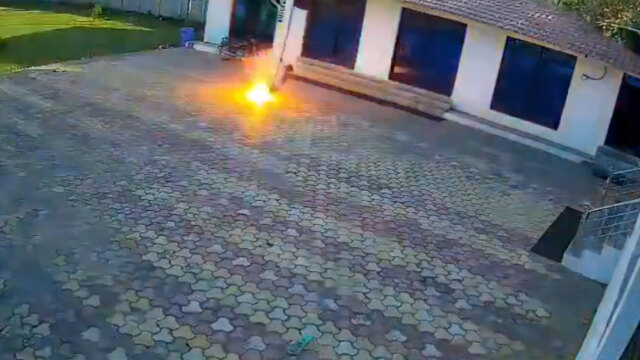 Δείτε βίντεο: Άνδρας καίγεται ζωντανός μετά από ηλεκτροπληξία στην Ινδία, κυνηγώντας μια μαϊμού