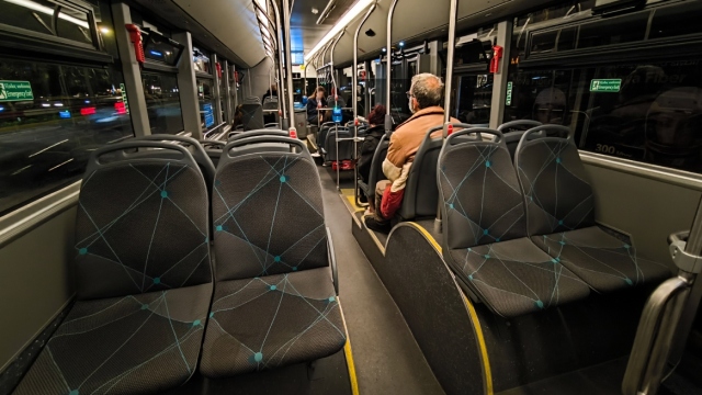 Ηλικιωμένη ξέχασε τσάντα με 30.000 ευρώ, χρυσές λίρες και κοσμήματα μέσα στο λεωφορείο 856 και της επιστράφηκε ανέγγιχτη