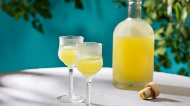 Φτιάχνουμε σπιτικό λιμοντσέλο με έντονο άρωμα λεμονιού