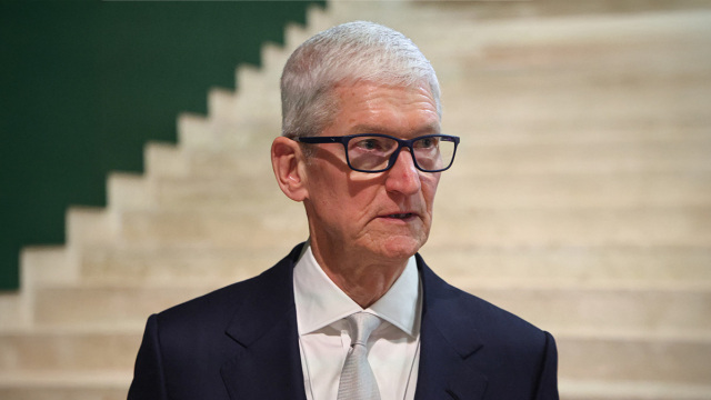 Τέλος εποχής στην Apple: 15 χρόνια απ' όταν διαδέχθηκε τον Στιβ Τζομπς, ο Τιμ Κουκ αποχωρεί από την ηγεσία του τεχνολογικού κολοσσού