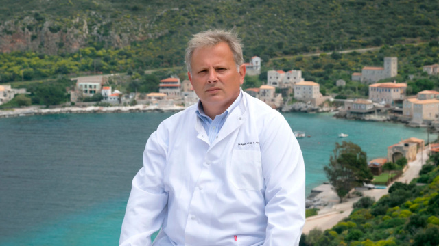 Ο βραβευμένος γιατρός Ανάργυρος Μαριόλης στον Δανίκα: Έχω επενδύσει τα πάντα στο βλέμμα των ασθενών, με κάνουν κάθε μέρα καλύτερο άνθρωπο