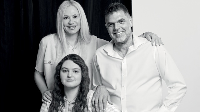 Η οικογένεια Παπανικολάου δείχνει το δρόμο για μια πιο ανοιχτή κοινωνία