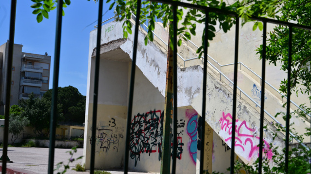 Σε κρίσιμη κατάσταση στη ΜΕΘ παραμένει η 13χρονη που έπεσε από μπαλκόνι σε σχολείο του Χαϊδαρίου