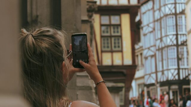 
Σχεδόν 1 στους 2 Έλληνες σκοπεύει να αποφύγει πολυσύχναστους τουριστικούς προορισμούς