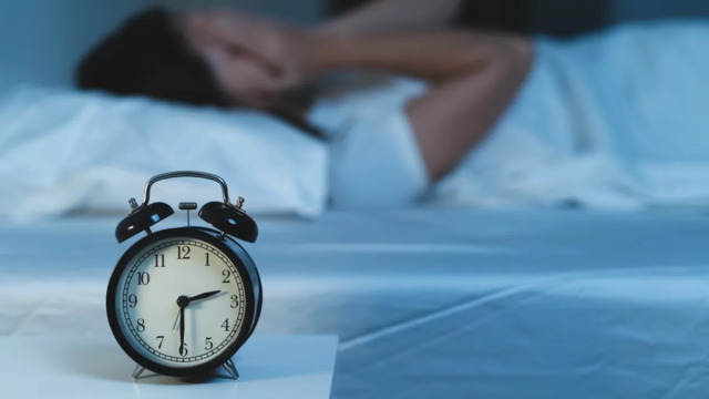 Ξυπνάτε κάθε βράδυ στις 3; Τι να κάνετε για να ξανακοιμηθείτε