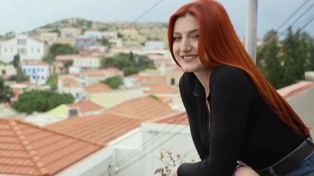 Άφησε την οικογένειά της για την Χάλκη: Αναπληρώτρια εκπαιδευτικός διδάσκει αγγλικά και δηλώνει πως η μοίρα την έφερε στο νησί