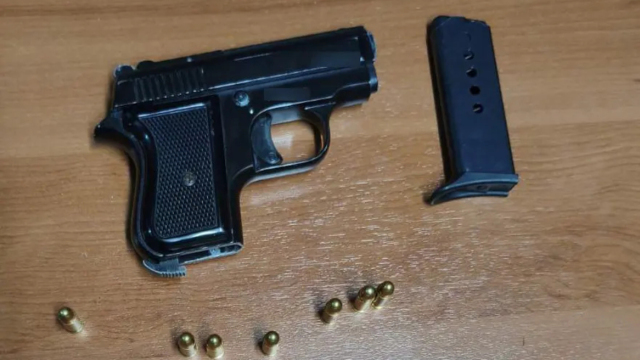 Συνελήφθη 35χρονος για απόπειρα ανθρωποκτονίας της συντρόφου στον Άγιο Παντελεήμονα, την απείλησε με όπλο
