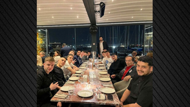 Ο Πίτερς έκανε το τραπέζι στους έφηβους πρωταθλητές Ελλάδας του Ολυμπιακού στο εστιατόριό του στο Μικρολίμανο