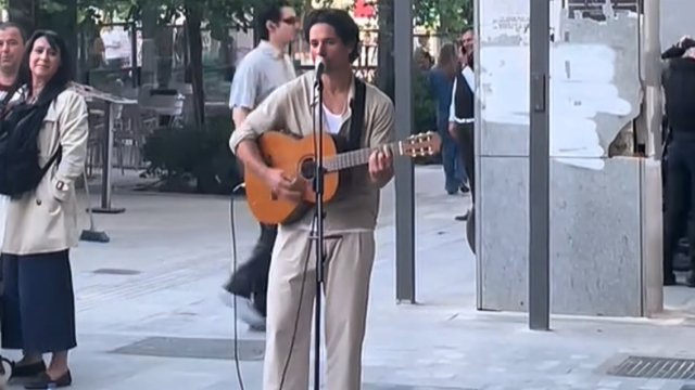 Ο Πάνος Βλάχος τραγούδησε με την κιθάρα του στην Ερμού, δείτε βίντεο