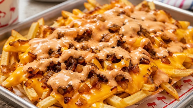 Τι είναι οι animal style πατάτες και πώς θα τις φτιάξετε στο σπίτι
