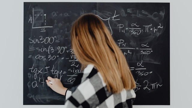 Παρά την άνοδο των γυναικών στις επιστήμες, τα κορίτσια παραμένουν πίσω σε σύγκριση με τα αγόρια στα μαθηματικά